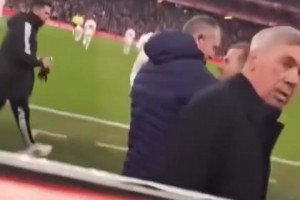 這位置挺好??！名場面：球迷管安切洛蒂要口香糖吃！