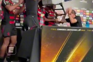 弗拉門戈主教練在發(fā)布會上慘遭香檳沐浴，這就是勝利的香檳浴嘛~