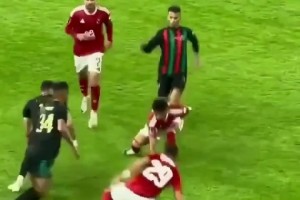 摩洛哥某球隊球迷向場內(nèi)扔了一把匕首，還被對方球隊撿到了？！