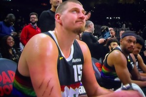 觸目驚心??！約基奇胳膊上的三道血痕是誰撓的？下手真狠啊??