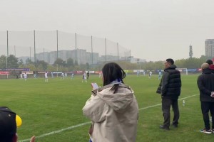 這歌聲打幾分??？現(xiàn)場(chǎng)實(shí)拍：天津女球迷場(chǎng)邊唱歌助威老甲A！